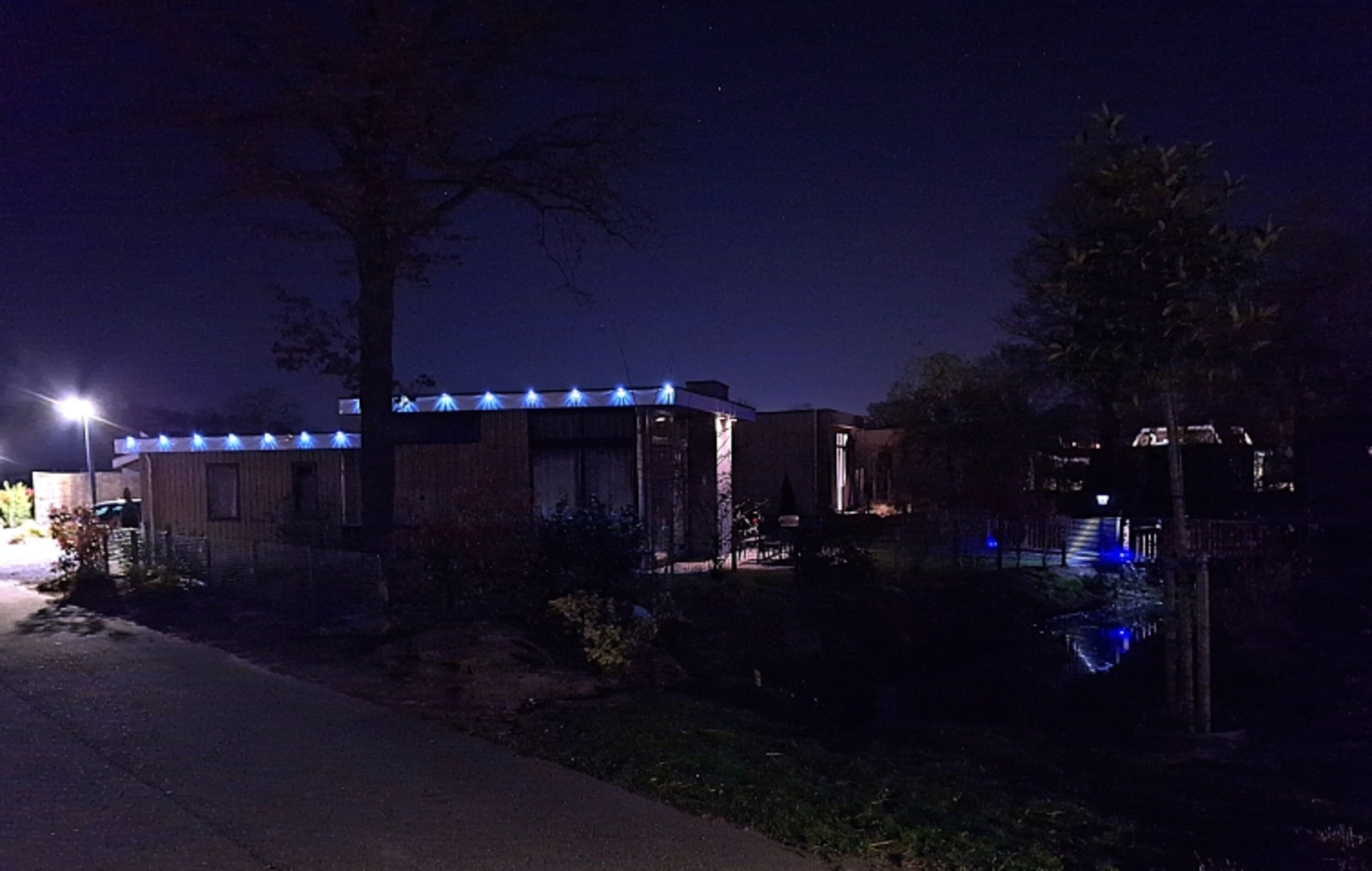 Seitenansicht bei Nacht