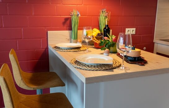 Kühlschrank mit Eisfach im Bartisch integriert