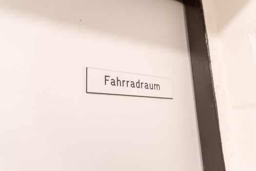 Fahrradraum abschließbar, abgetrennt und separat nebenan