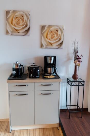 Sideboard mit Elektrogeräten 