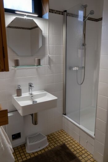 Bad mit Dusche 