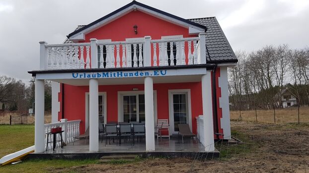 Hinterseite mit der überdachten Terrasse