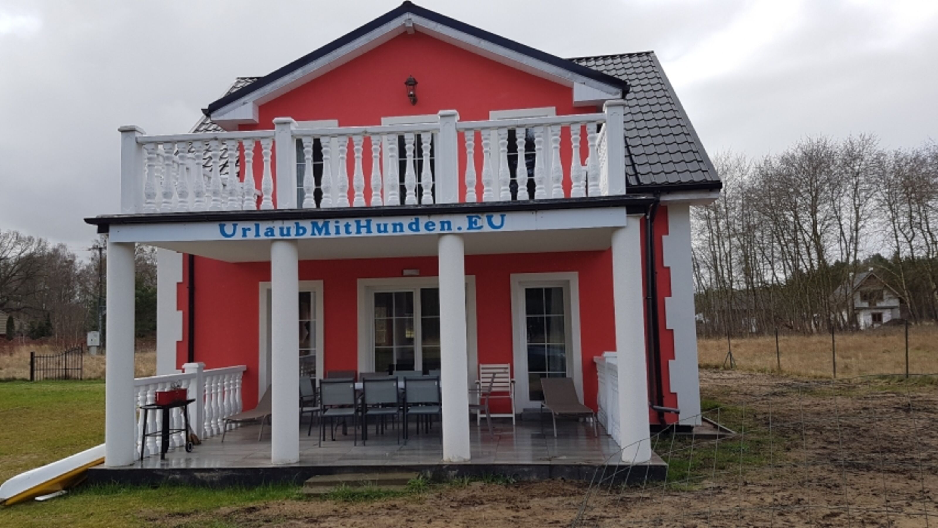 Hinterseite mit der überdachten Terrasse