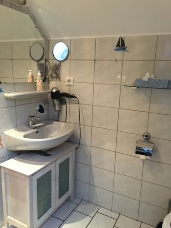 Bad,mit Fön und Kosmetikspiegel