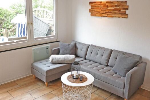 Eckcouch im Wohnzimmer mit Blick auf die Terrasse