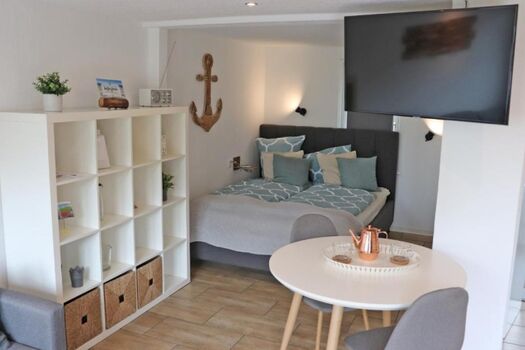 Doppelbett im Wohnzimmer mit Smart-TV (schwenkbar)