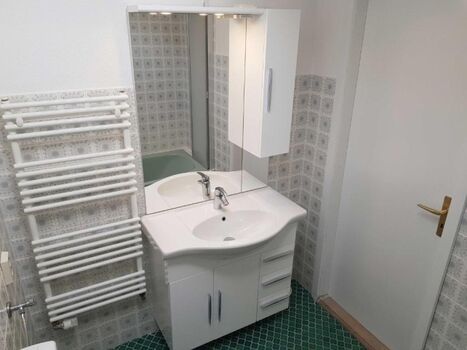 1. Badezimmer mit Badewanne