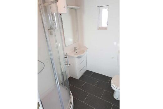 2. Badezimmer mit Dusche und Waschmaschine