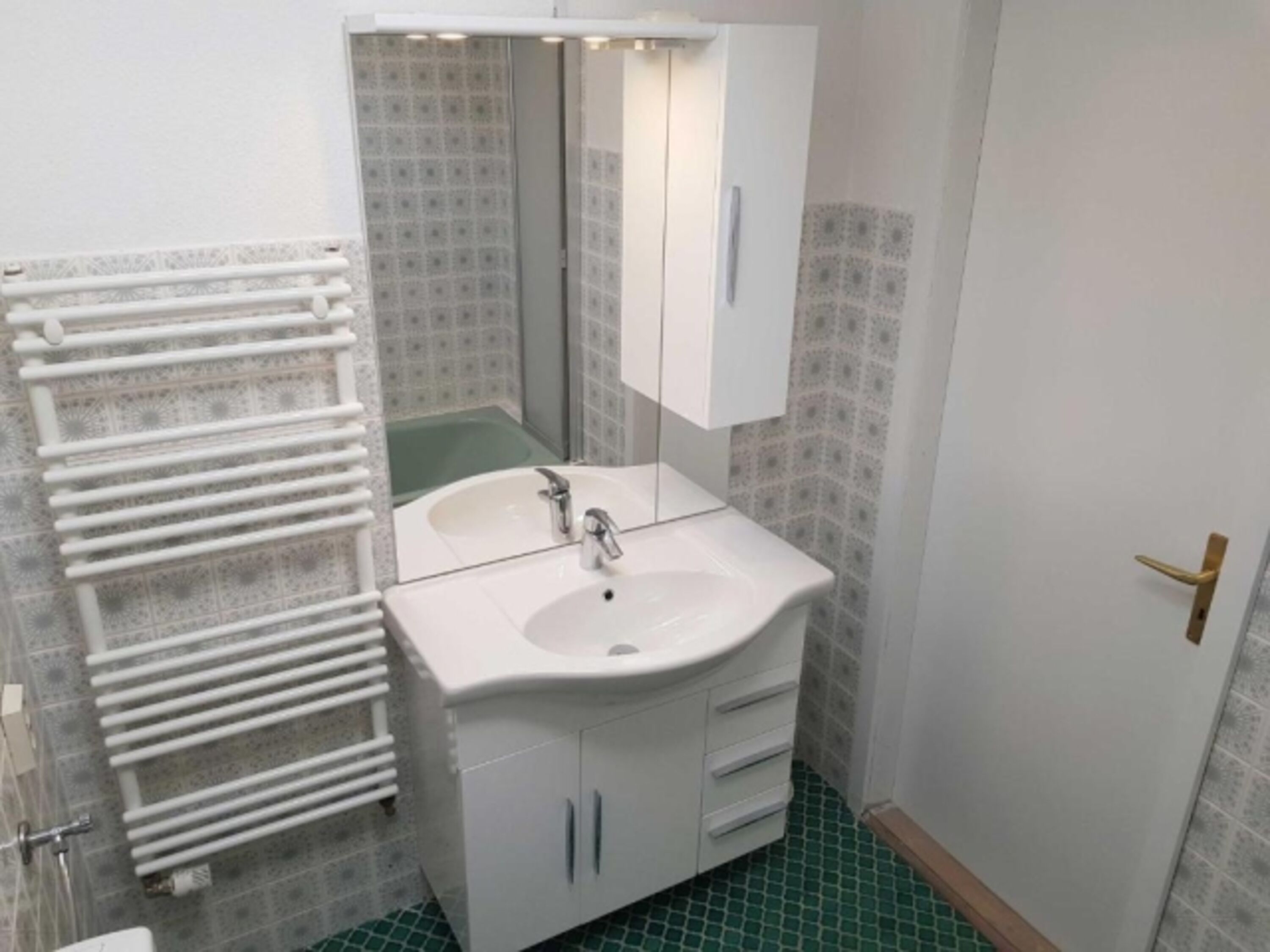 1. Badezimmer mit Badewanne