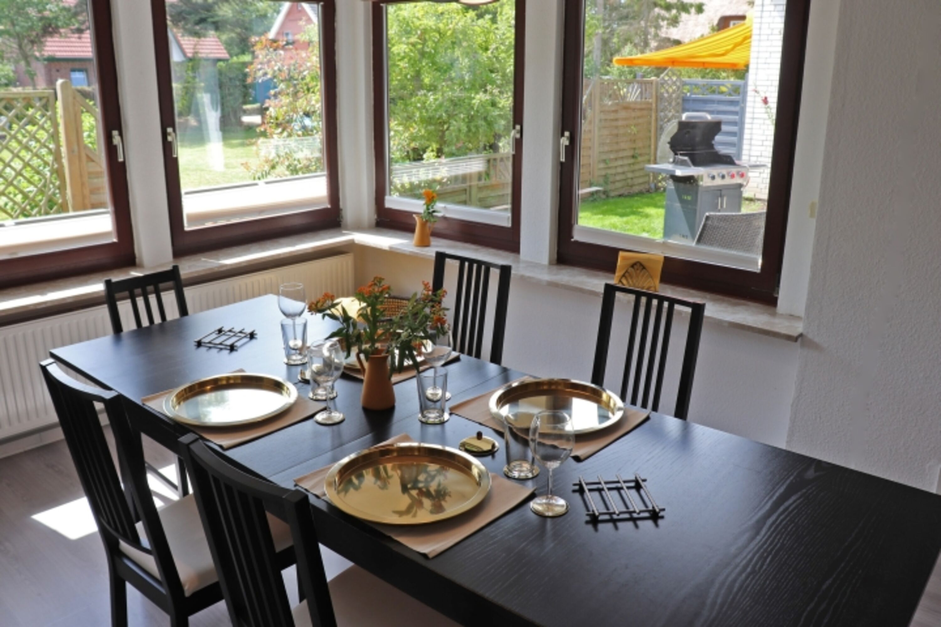 Esszimmer mit Gartenblick