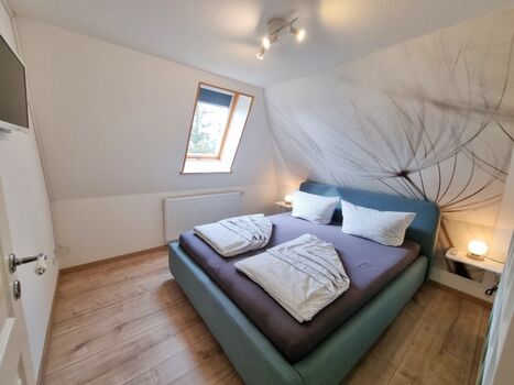 Doppelbettschlafzimmer II mit Fernseher