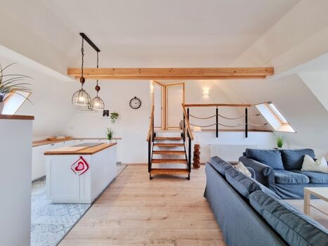 Küche und Cuchbereich mit Aufgang zu den Doppelbettzimmern