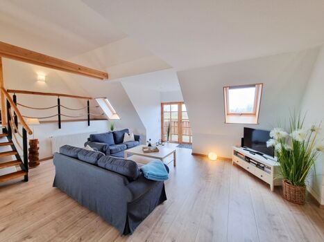 der Wohnbereich mit Ausgang auf den Balkon