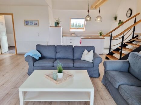 Wohnbereich und die große Küche im Hintergrund