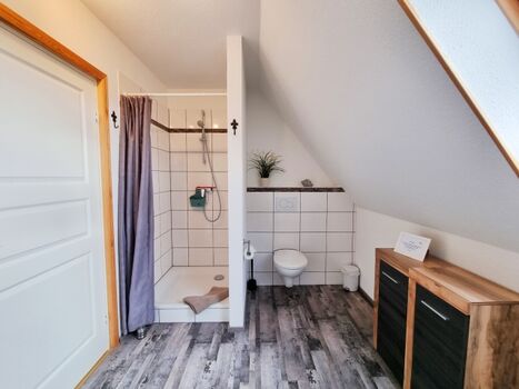 das Duschbad mit Fenster