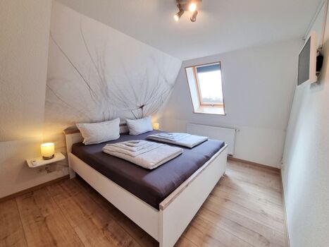 Doppelbettschlafzimmer I mit Fernseher