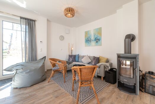 Wohnbereich mit Kamin im Erdgeschoss