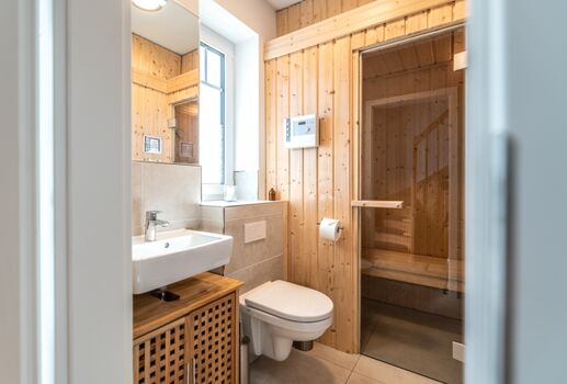 Badezimmer mit Dusche und Sauna im Erdgeschoss