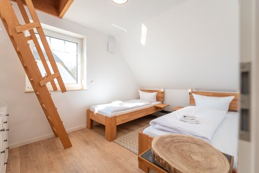 Schlafzimmer 2 im Obergeschoss mit Leiter zum Dachgeschoss