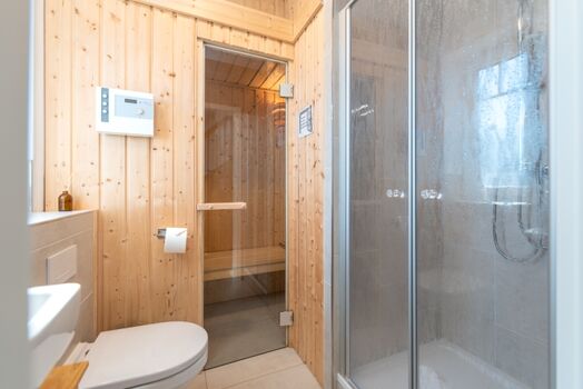 Badezimmer mit Dusche und Sauna im Erdgeschoss