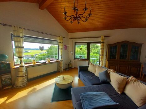 Wohnbereich mit Ausblick in die Landschaft 