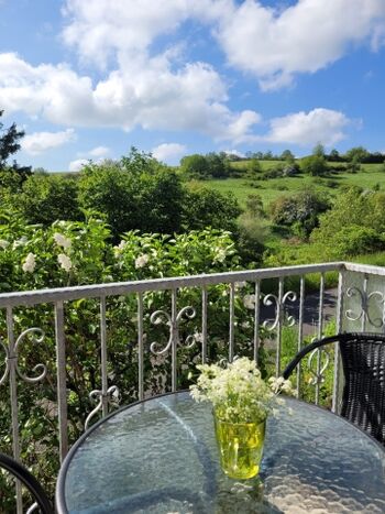 Balkon überdacht und mit Windschutz
