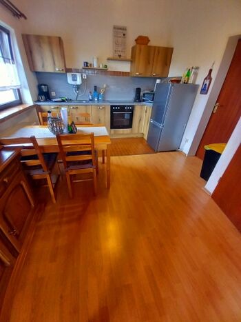 Küche mit Geschirrspülmaschine