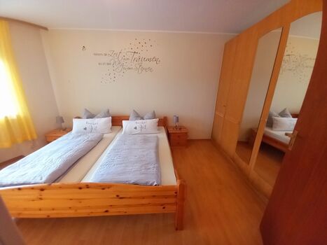 Schlafzimmer im EG mit Doppelbett 2m x 2m 