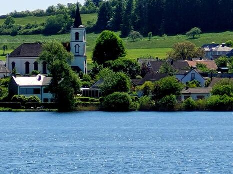 Schalkenmehrener Maar mit Kirche 