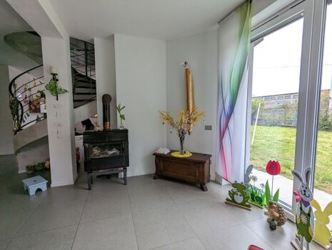 Wohnraum mit Ausgang in den Garten