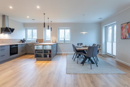 Biikehuus Ost - Moderne Küche mit Essbereich