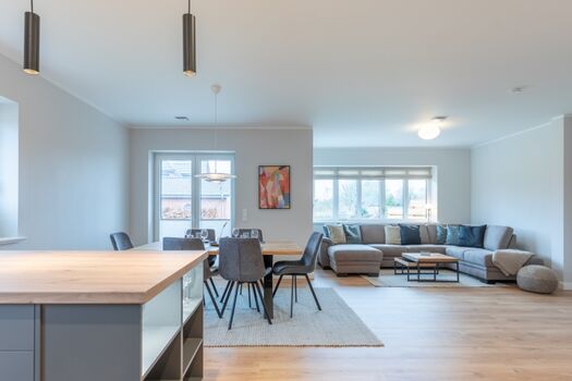 Biikehuus Ost -Großzügiges Wohnzimmer mit offener Küche