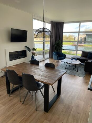 Esstisch mit Blick auf's Wasser