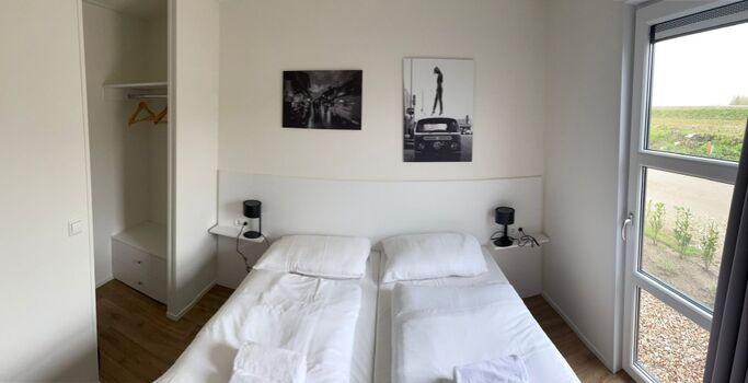 zwei Schlafzimmer mit begehbarem Kleiderschrank