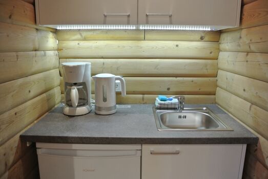 Integrierte Kompaktküche mit Kühlschrank