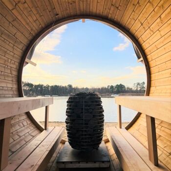 Panorama-Fasssauna direkt am Strand
