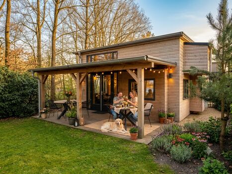 Exklusives kuscheliges Holz-Ferienhaus direkt am Wasser des  ...