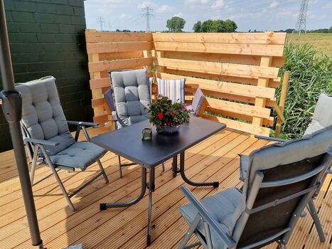 Auf der gemütliche Terrasse am Eingang...