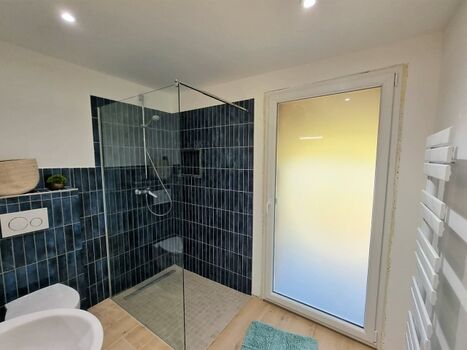 Begehbare Dusche im Bad mit direktem Zugang...