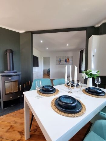 ... mit Blick in das Wohnzimmer