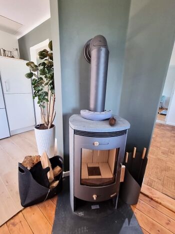 Kamin in der Ecke zwischen Küche und Wohnzimmer