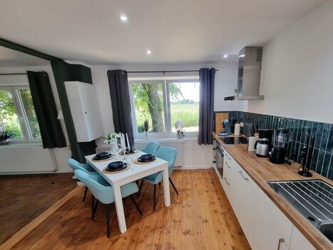 Küche mit gemütlicher Essecke...