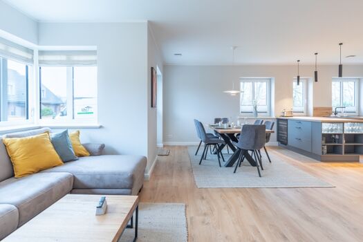 Biikehuus West - Offenes Wohnzimmer mit Essbereich