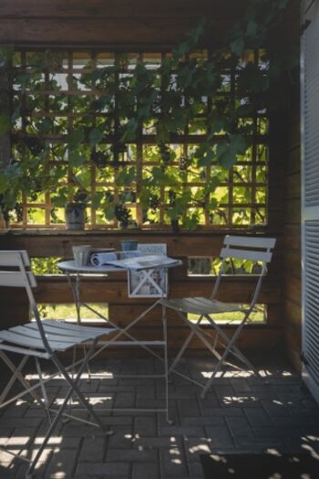 überdachte Terrasse mit Sitzecke