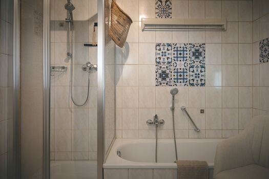 Bad mit Dusche und Badewanne