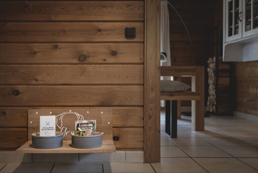 Hundebar mit Näpfen