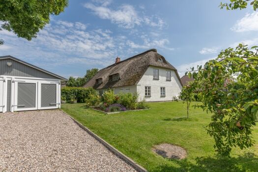 Dörpshus - Idyllisches Reetdachhaus mit großem Garten 