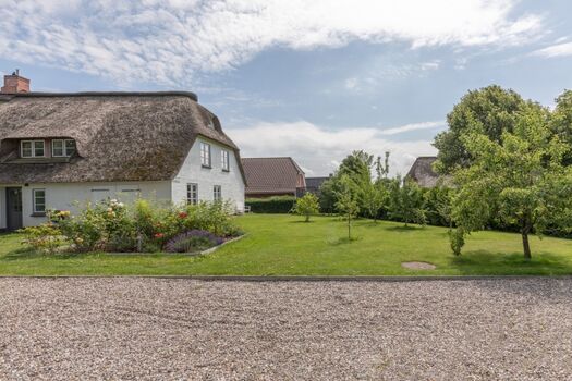 Dörpshus - Großer Garten umzäunt von einer Hecke 