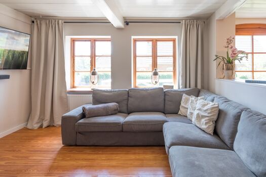 Dörpshus - Großzügige Sofalandschaft mit modernem Flat-TV