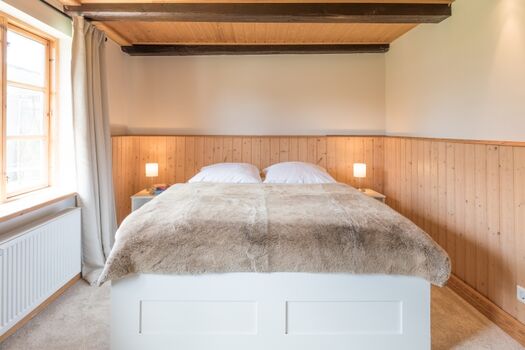 Dörpshus - Schlafzimmer mit großem Doppelbett im EG 